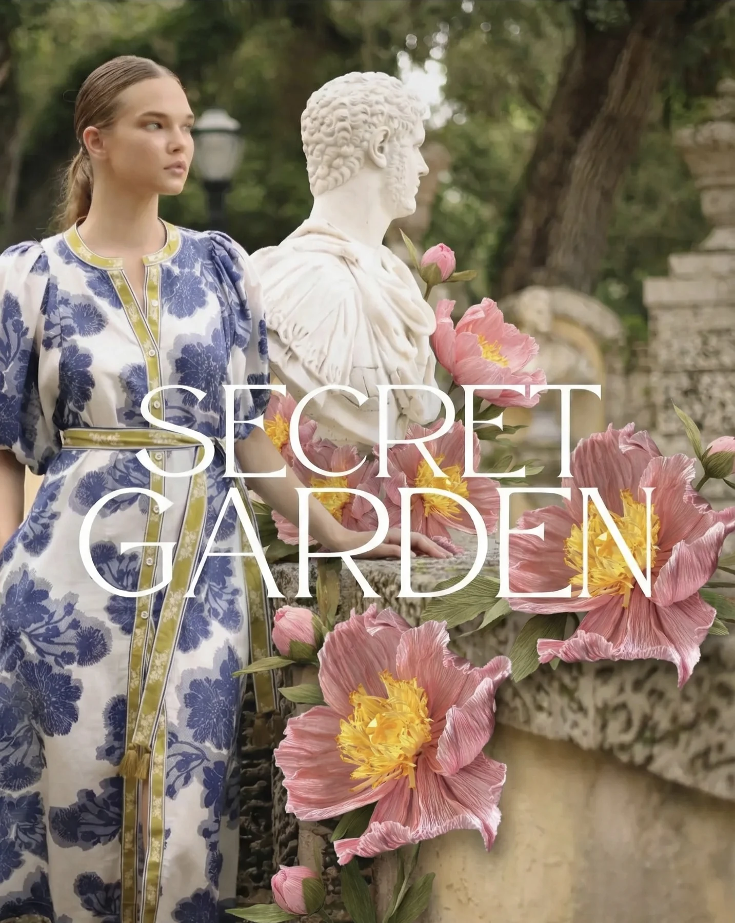 Modelo con vestido estampado azul junto a una estatua y peonías gigantes, con el título Secret Garden