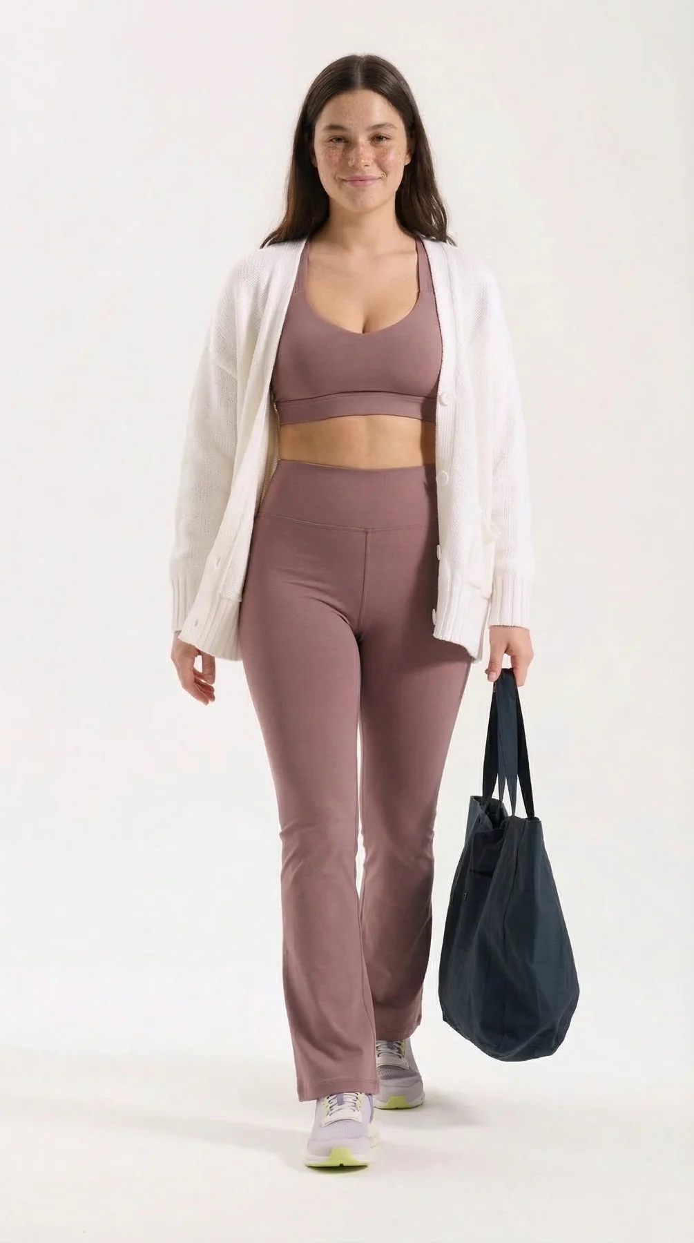Modelo con pecas caminando, con conjunto deportivo y cárdigan blanco